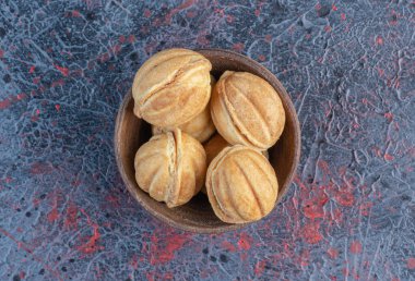 Karamelli kurabiye topları soyut arka planda bir kasede. Yüksek kalite fotoğraf