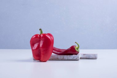 Ortadaki tahta tahtada kırmızı biber ve kırmızı biber. Yüksek kalite fotoğraf