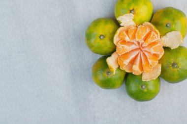 Taş zeminde olgun taze mandalinalar. Yüksek kalite fotoğraf
