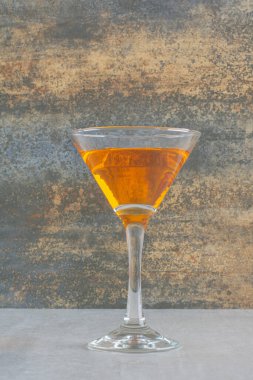 Mermer arka planda nefis renkli bir içecek. Yüksek kalite fotoğraf