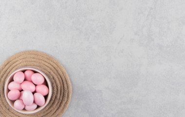 Mermer zemin üzerinde, trivet bardağındaki pembe şekerler. Yüksek kalite fotoğraf