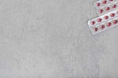 Gri arka planda kırmızı yuvarlak haplı iki kabarcık. Yüksek kalite fotoğraf