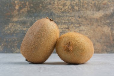 Taş masadaki tüm kivi meyveleri. Yüksek kalite fotoğraf