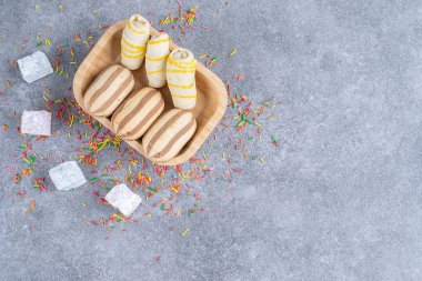 Tahta tabakta çeşitli bisküviler ve şekerleme. Yüksek kalite fotoğraf