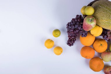 Sağ tarafta beyaz arka planda yaz meyveleri karışımı. Yüksek kalite fotoğraf