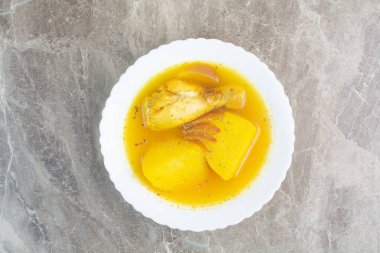 Tavuk etli lezzetli çorba ve beyaz tabakta patates. Yüksek kalite fotoğraf