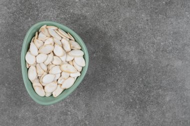 Mavi kasede lezzetli kabak tohumları. Yüksek kalite fotoğraf