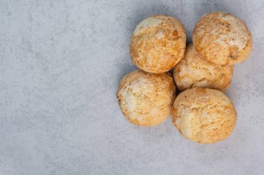 Gri arka planda ev yapımı tatlı kurabiyeler. Yüksek kalite fotoğraf