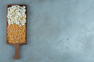 Mısır tohumları ve patlamış mısırlar mavi arka planda. Yüksek kalite fotoğraf