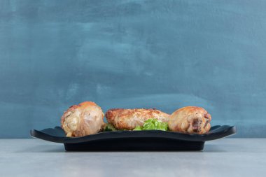 Kızarmış tavuk eti ve sebze salatası. Yüksek kalite fotoğraf