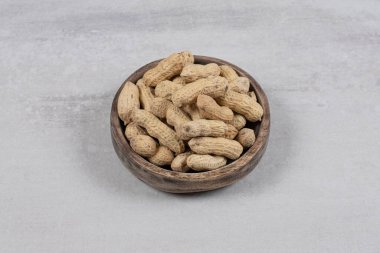 Ahşap kabuklu fıstık kasesi mermer arka planda. Yüksek kalite fotoğraf