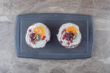 Donanma panosunda mermer arka planda iki kek. Yüksek kalite fotoğraf