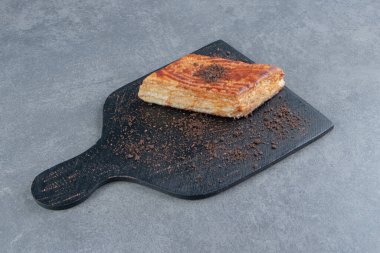 Kara tahtada kakao tozu olan lezzetli bir pasta. Yüksek kalite fotoğraf