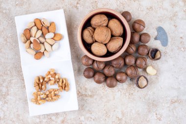 Çikolata topları, cevizler, bademler ve mermer arka planda fıstıklar. Yüksek kalite fotoğraf