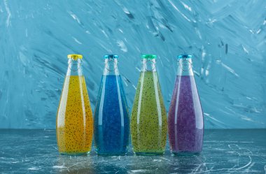 Mavi arka planda meyve suyu çeşitleri var. Yüksek kalite fotoğraf