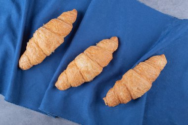 Üç tane yeni pişmiş Fransız kruvasanı. Yüksek kalite fotoğraf