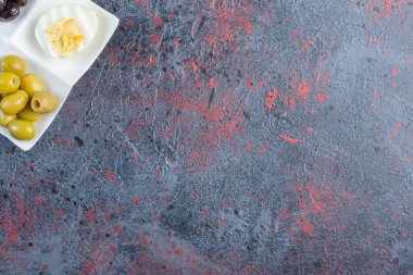 Yeşil ve siyah zeytinli haşlanmış yumurta. Yüksek kalite fotoğraf