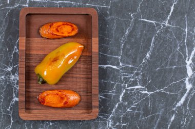 Kızarmış havuç ve biber diliminin yakın plan fotoğrafı. Yüksek kalite fotoğraf