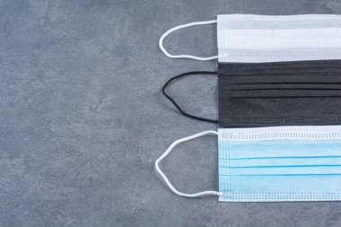 Corona virüsüne karşı korunmak için renkli tıbbi maskeler. Yüksek kalite fotoğraf