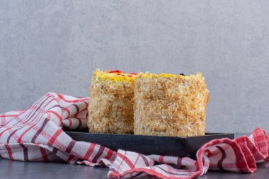 Koyu tabakta sarı jöleli iki dilim ev yapımı kek. Yüksek kalite fotoğraf