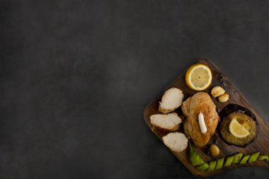 Baharatlı ve soslu tavuk göğsü fileto. Yüksek kalite fotoğraf