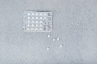 Gri arka planda beyaz haplı bir kabarcık. Yüksek kalite fotoğraf