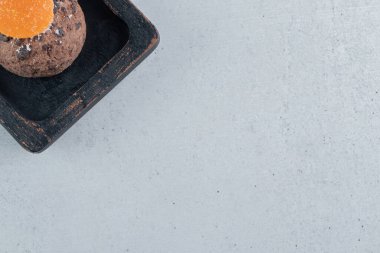 Marmelade ve çikolata parçalı kurabiye mermer arka planda bir tepside. Yüksek kalite fotoğraf