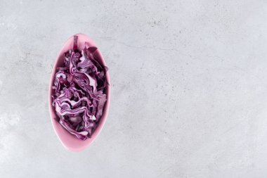 Dilimlenmiş mor lahana sebzeli pembe bir tabak. Yüksek kalite fotoğraf