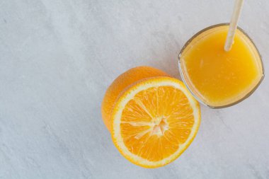 Turuncu ve samanlı soğuk ve ferahlatıcı narenciye kokteyli. Yüksek kalite fotoğraf