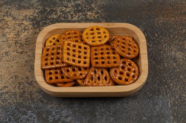 Tahta tabakta çıtır çıtır krakerler. Yüksek kalite fotoğraf