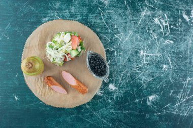 Haşlanmış patates, sosis, siyah havyar ve salatalı abur cubur. Yüksek kalite fotoğraf