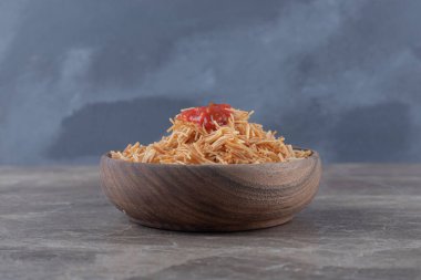 Mermer zemin üzerinde domates soslu Vermicelli makarna. Yüksek kalite fotoğraf