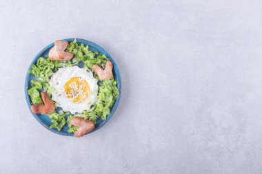 Kızarmış sosis ve mavi tabakta yumurta. Yüksek kalite fotoğraf