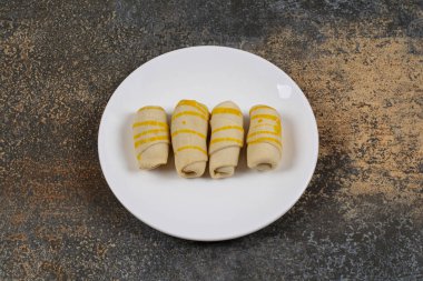 Beyaz tabakta bir sürü lezzetli bisküvi. Yüksek kalite fotoğraf