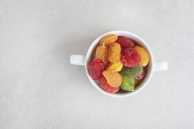 Seramik bardakta renkli kuru kiraz ve kayısı. Yüksek kalite fotoğraf