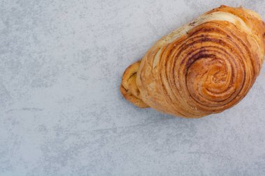 Gri arka planda ev yapımı tatlı kurabiye. Yüksek kalite fotoğraf