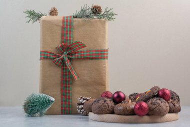 Hediye kutusu, takılar ve kozalaklı Noel kurabiyeleri. Yüksek kalite fotoğraf