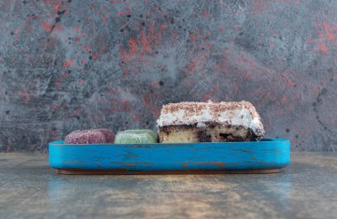 İçinde kek ve şeker olan mavi ahşap bir tahta. Yüksek kalite fotoğraf