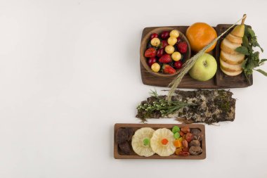 Böğürtlenler, meyve karışımı ve ahşap tabakta otlar, üst manzara. Yüksek kalite fotoğraf