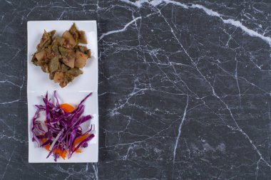 Terbiye edilmiş ve beyaz tabakta taze sebze salatası. Yüksek kalite fotoğraf