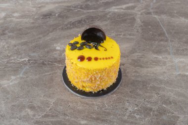 Limon aromalı, mermer kaplamalı küçük bir pasta. Yüksek kalite fotoğraf