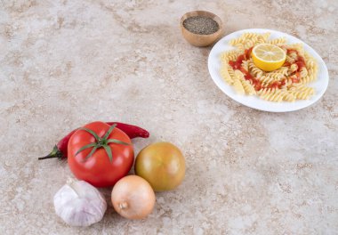 Makarna portakalı ve mermer arka planda çeşitli sebzeli bir kase karabiber. Yüksek kalite fotoğraf