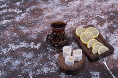 Mermer arka planda Türk zevkine sahip bir takım bardağı