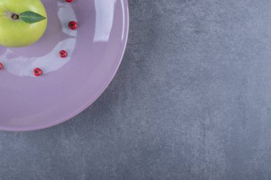 Mor tabakta taze organik elmaların üst görüntüsü. Yüksek kalite fotoğraf