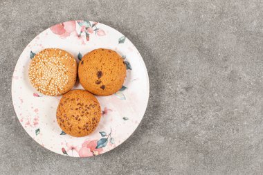 Beyaz tabakta tatlı kurabiyelerin üst görüntüsü. Yüksek kalite fotoğraf
