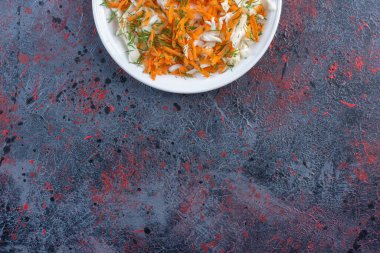 lahana ve havuç salatası koyu renkli bir tabakta. Yüksek kalite fotoğraf
