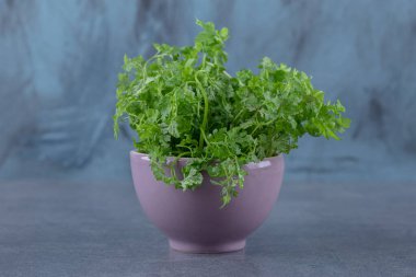 Doğal yeşiller kasede, mermer arka planda. Yüksek kalite fotoğraf