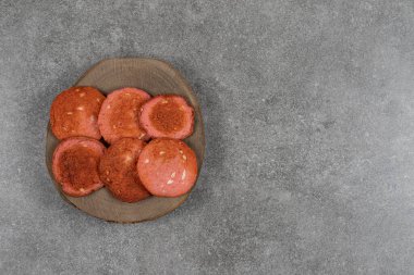 Ağaç parçasında dilimlenmiş sosis. Yüksek kalite fotoğraf