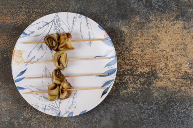 Renkli tabakta çubuklardaki lezzetli patlıcanlar. Yüksek kalite fotoğraf