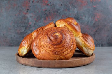 Bir demet tatlı çörek, mermer arka planda küçük bir tepside. Yüksek kalite fotoğraf
